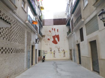 Calle Conde de Cienfuegos con mural de Dadi Dreucolal fondo